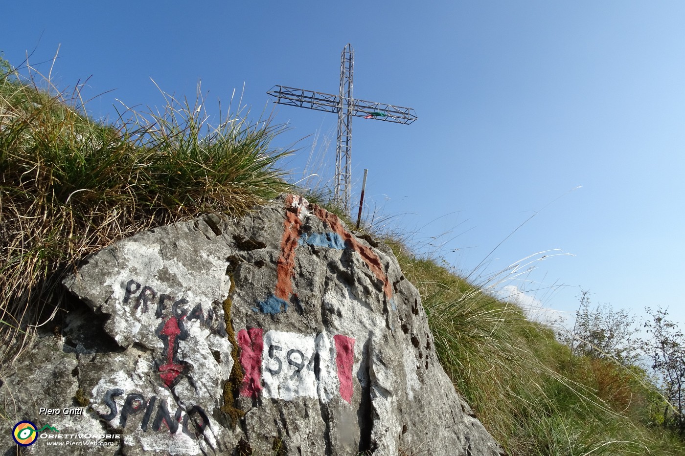35 Siamo in vetta al Pizzo di Spino sul sent. 594. Saliti da Spino di Zogno, scenderemo a Pregaroldi di Bracca .JPG